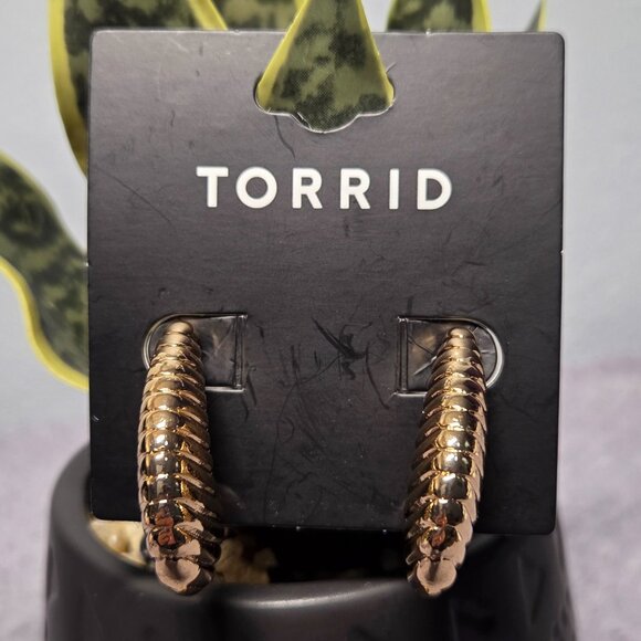 NEW!!! Ridge Half Dome Bold Gold Tone Statement Earrings - Picture 4 of 4